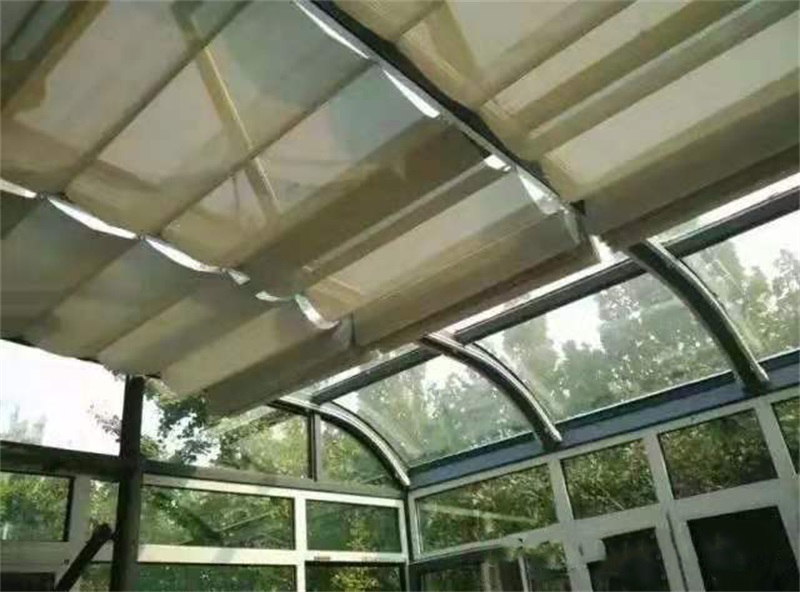 濟(jì)南電動遮陽棚使用時(shí)間長會脆化嗎？